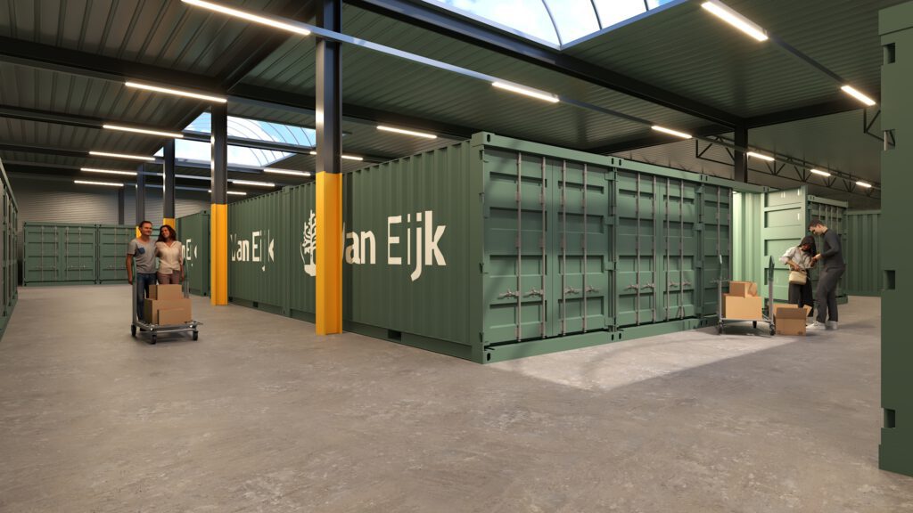Mensen slaan spullen op in 20ft opslagcontainers bij Van Eijk Opslag met behulp van een platte kar