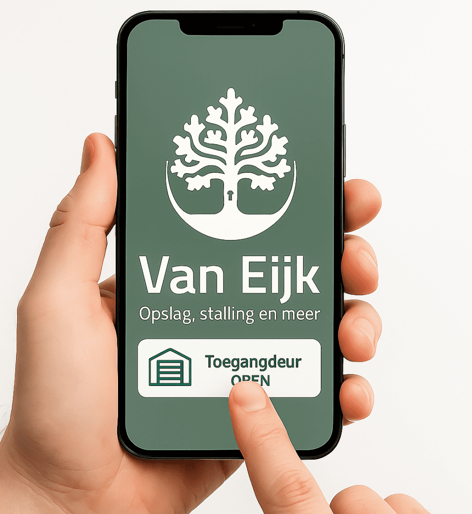 Een hand houdt een smartphone vast met daarop het Van Eijk Opslag-logo en een knop om de toegangsdeur digitaal te openen; een vinger is net bezig op de knop met de tekst "Toegangdeur OPEN" te klikken.